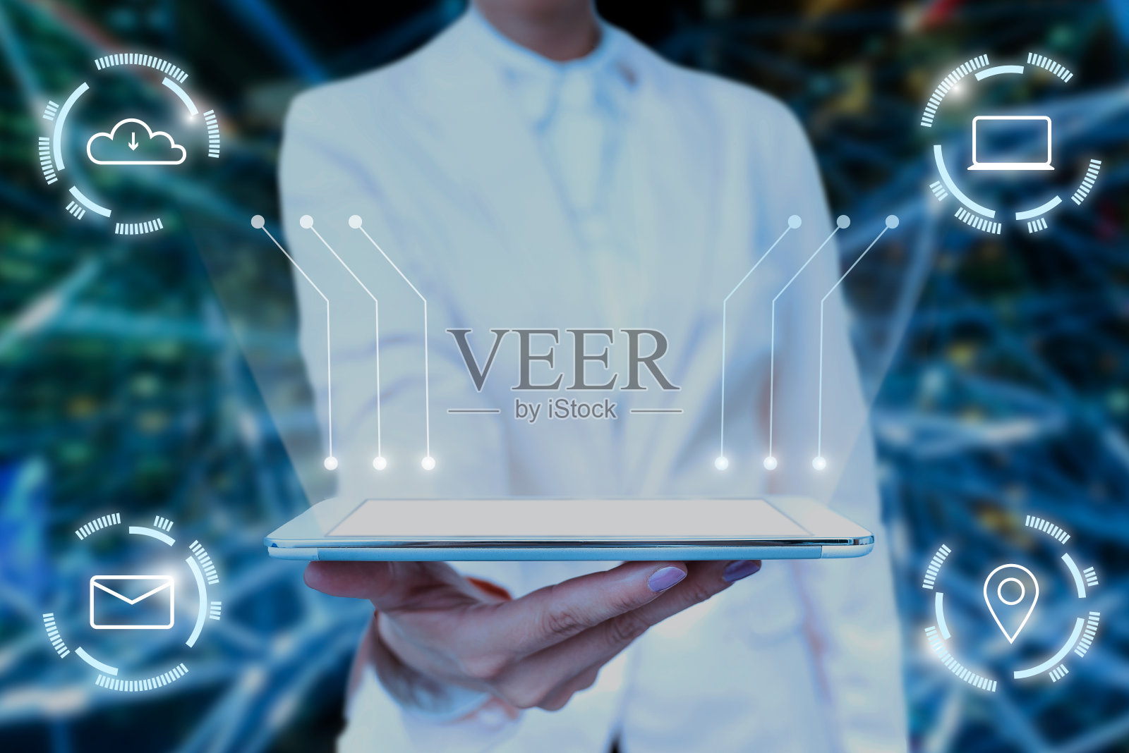 身穿制服的女士手持平板，展示虚拟现代科技。商务女性携带标签指向新的未来技术。照片摄影图片