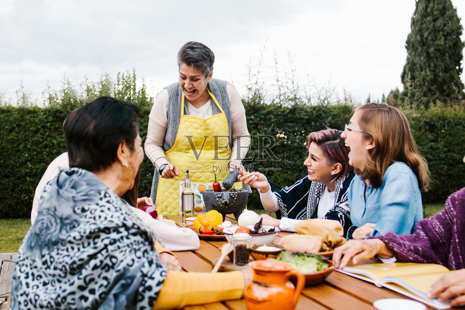 拉丁母亲和女儿在墨西哥城的家里一起烹饪墨西哥食物照片摄影图片