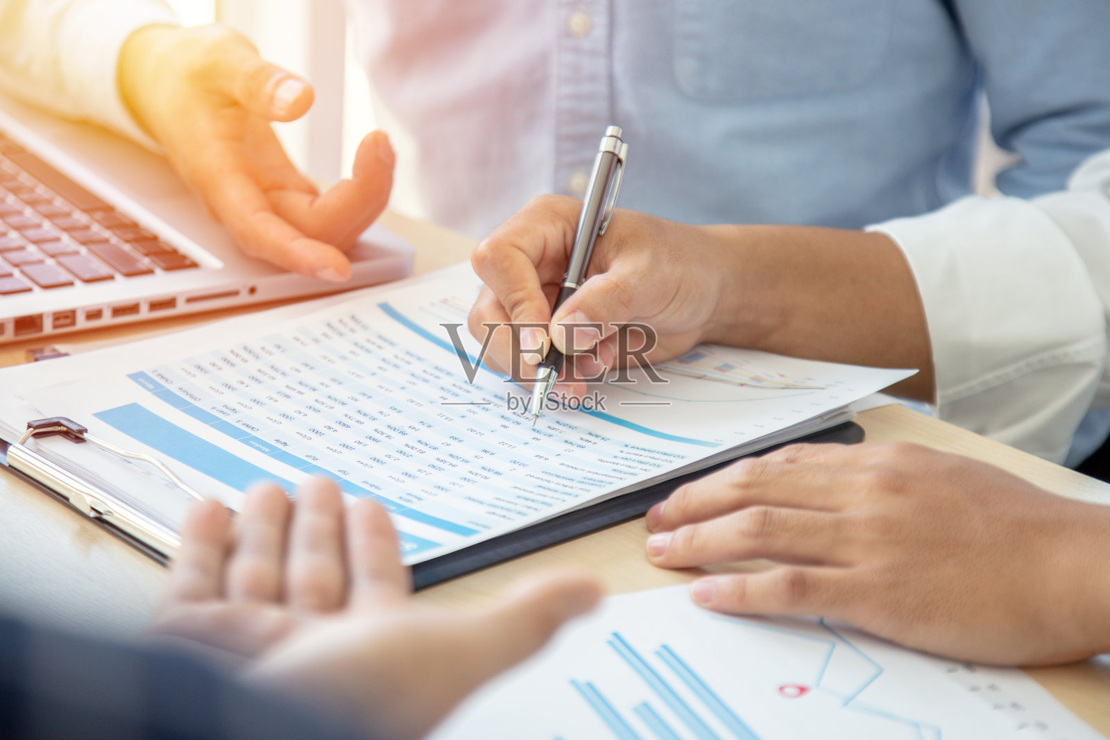 两个年轻的商人会面设计理念概念。运用Office软件进行业务规划。照片摄影图片