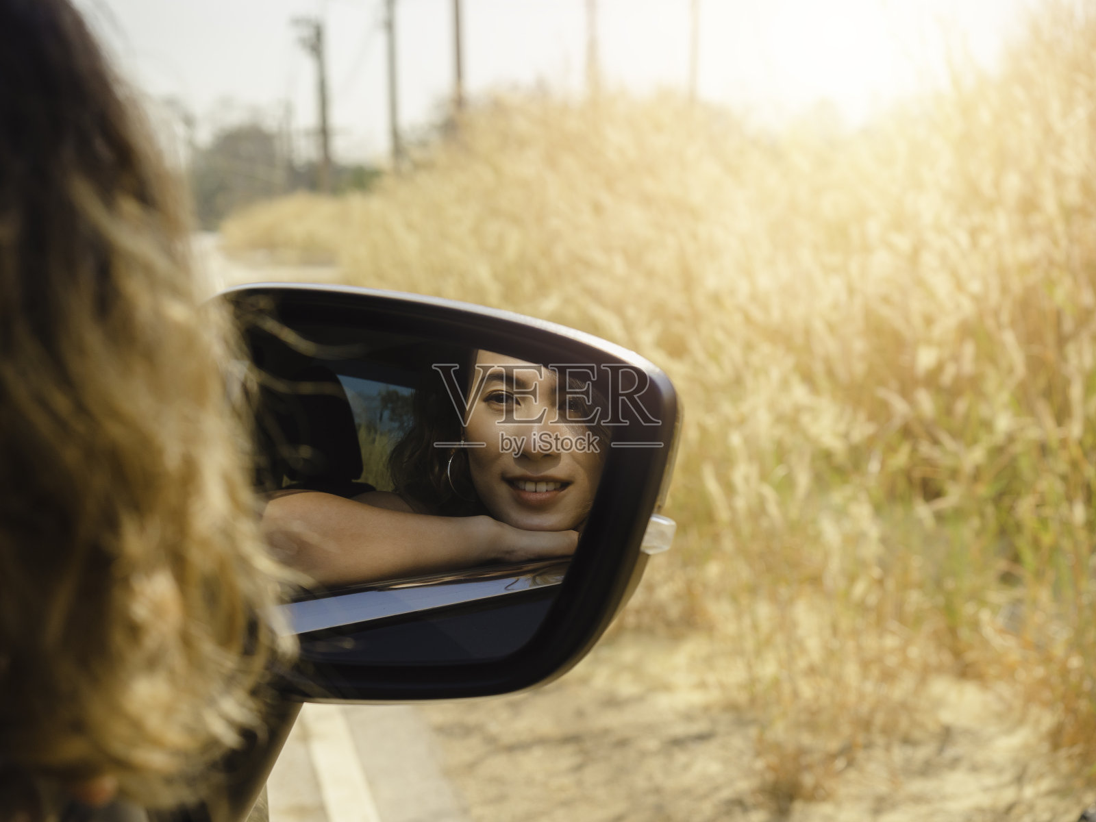 快乐的亚洲女人短发旅行的汽车。照片摄影图片