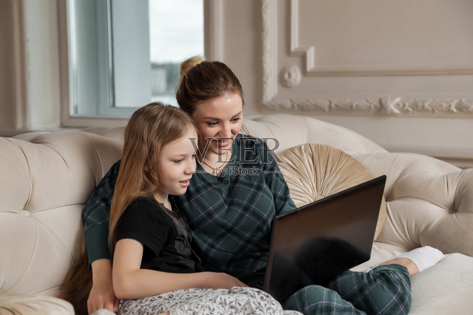 妈妈和女儿在家里用笔记本电脑共度时光照片摄影图片