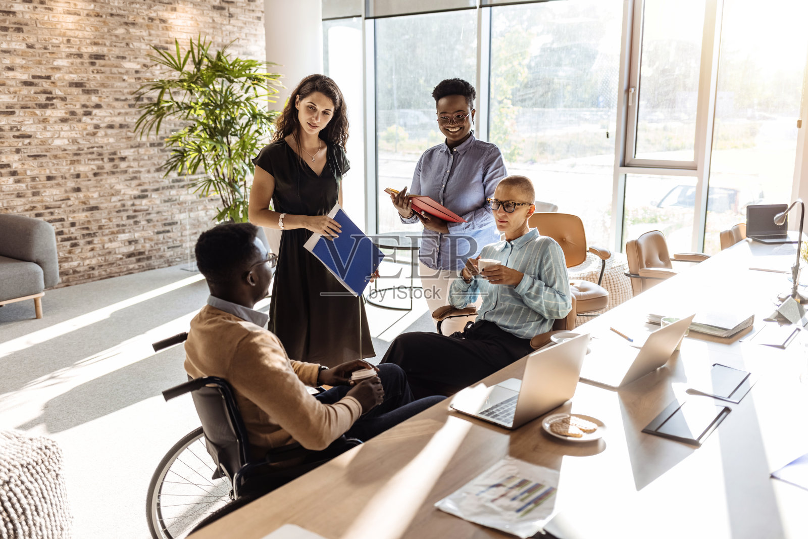 一群企业家在会议上谈话照片摄影图片