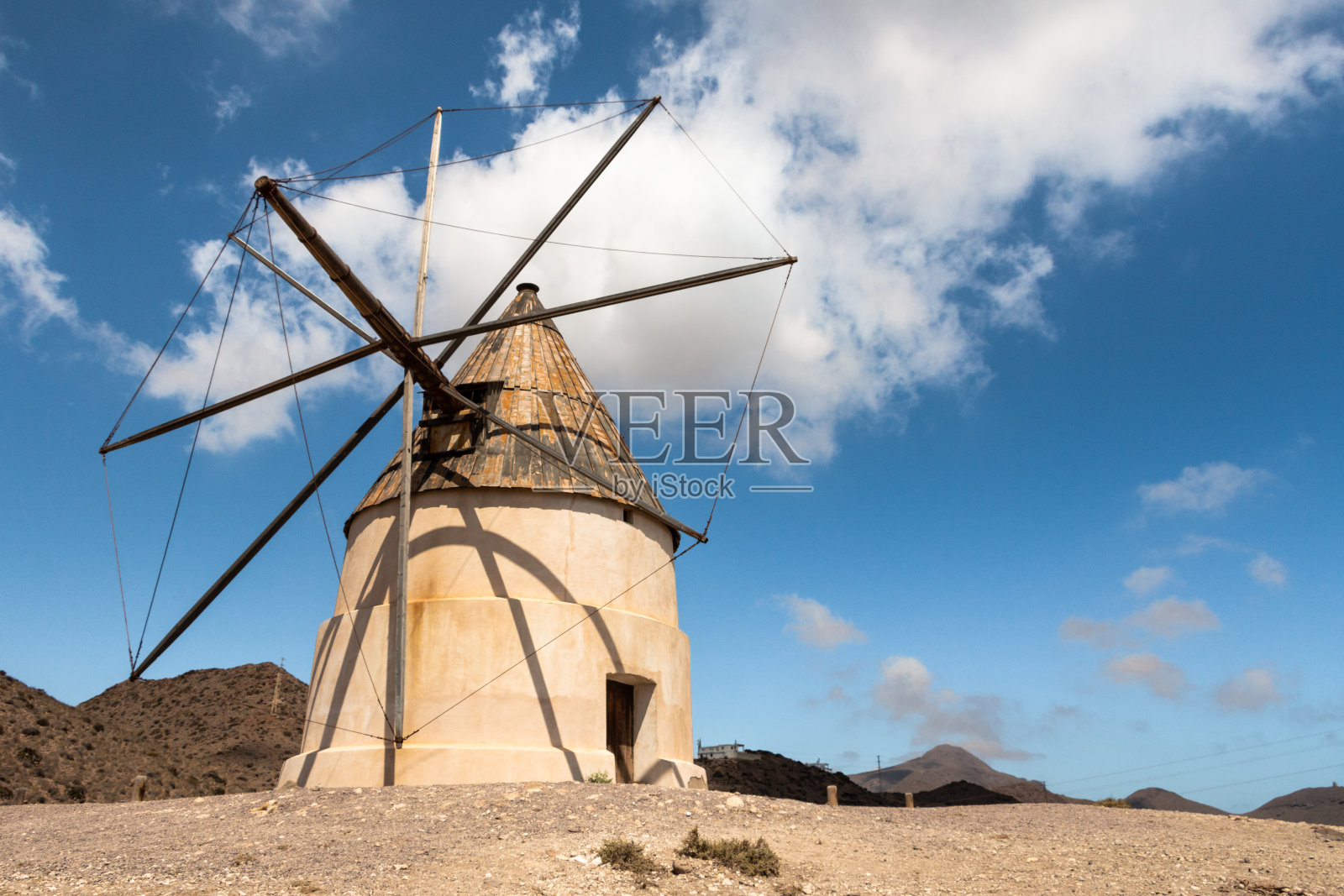 古老的风车在自然公园“卡波德加塔”在阿尔梅里亚，西班牙照片摄影图片