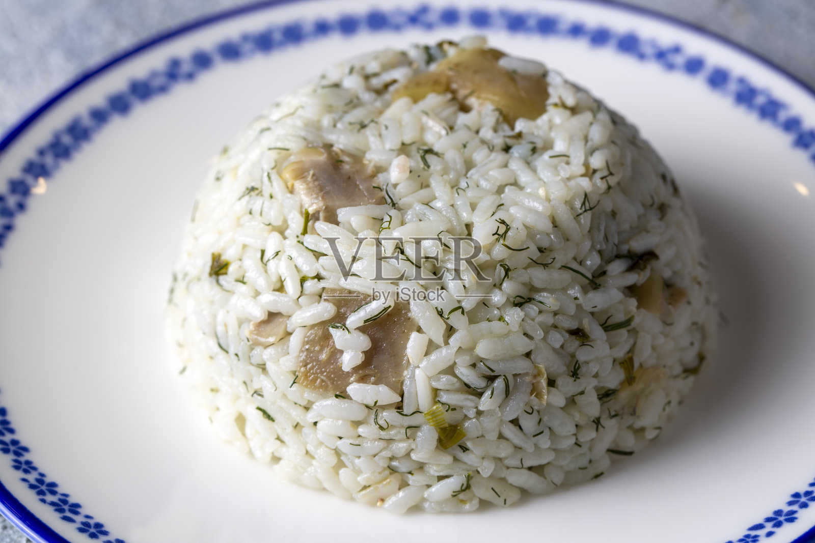 传统美味的土耳其食物;朝鲜蓟米(土耳其名字;Enginarli pirinc pilavi)照片摄影图片