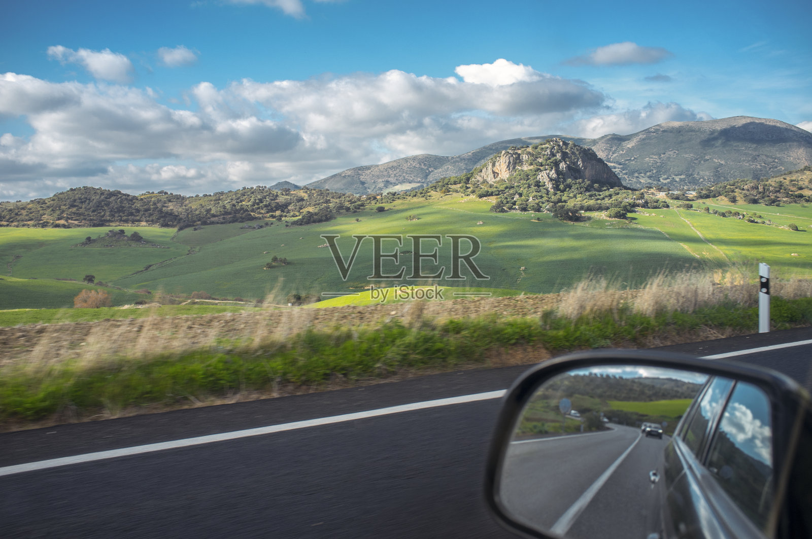 驾车穿过西班牙马拉加安特奎拉县绿色的麦田照片摄影图片