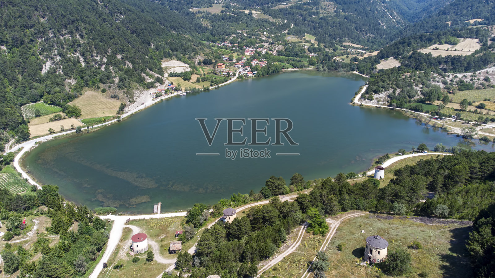 鸟瞰Çubuk湖与无人机，戈伊努克-博卢-土耳其照片摄影图片