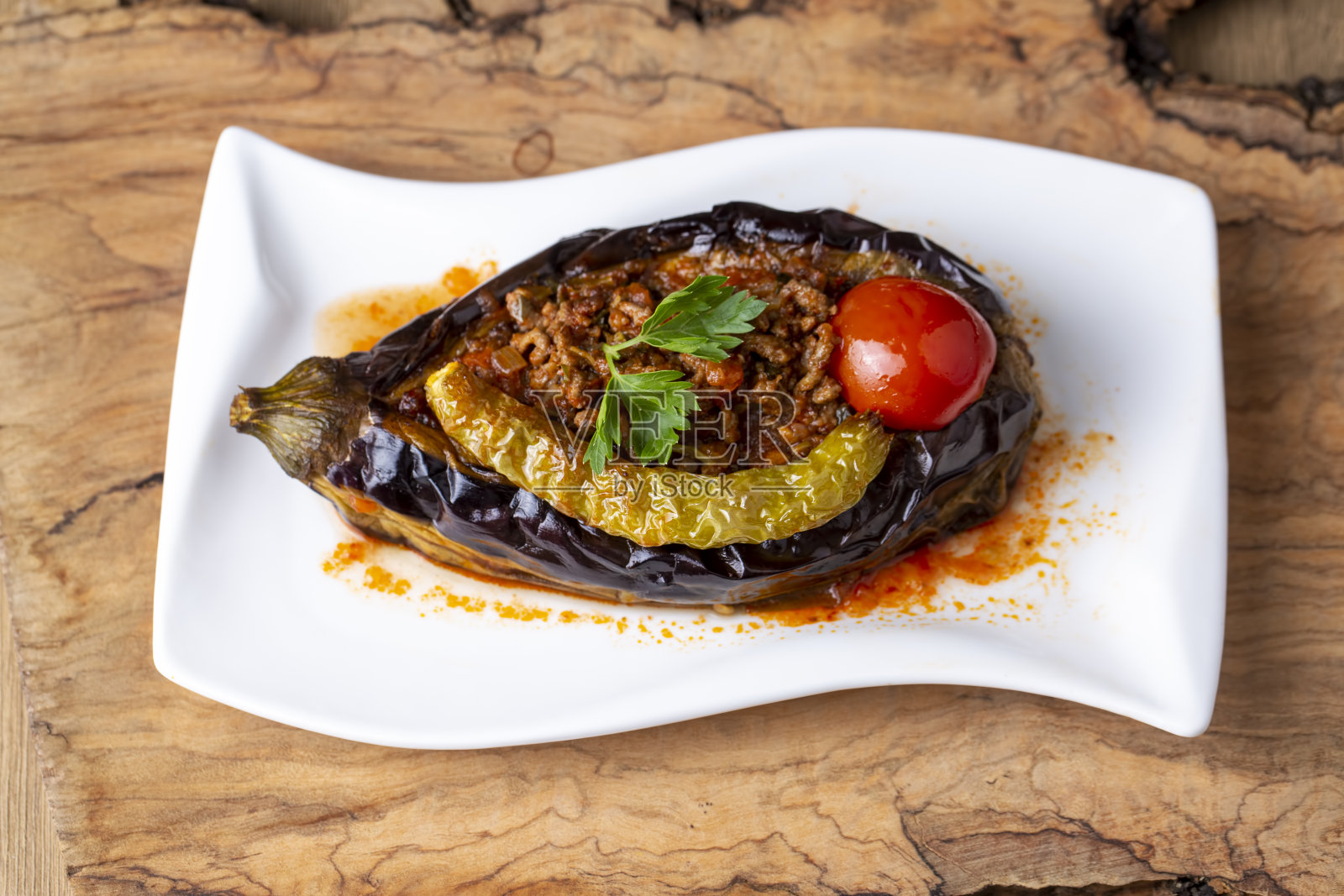 传统美味的土耳其食物;肉茄子菜，(土耳其名;Karniyarik)照片摄影图片