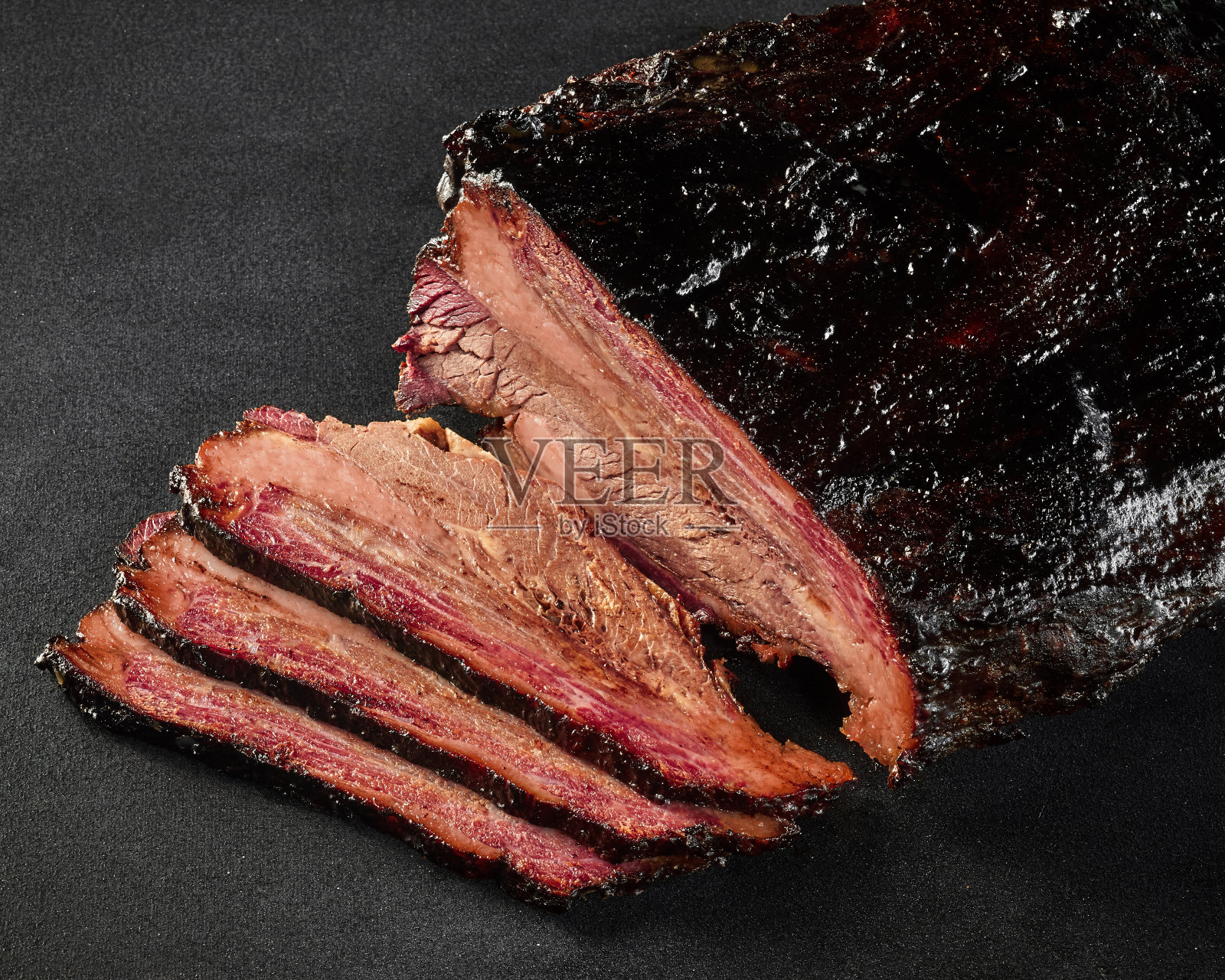 切片多汁的烤小牛肉里脊在烧烤酱照片摄影图片