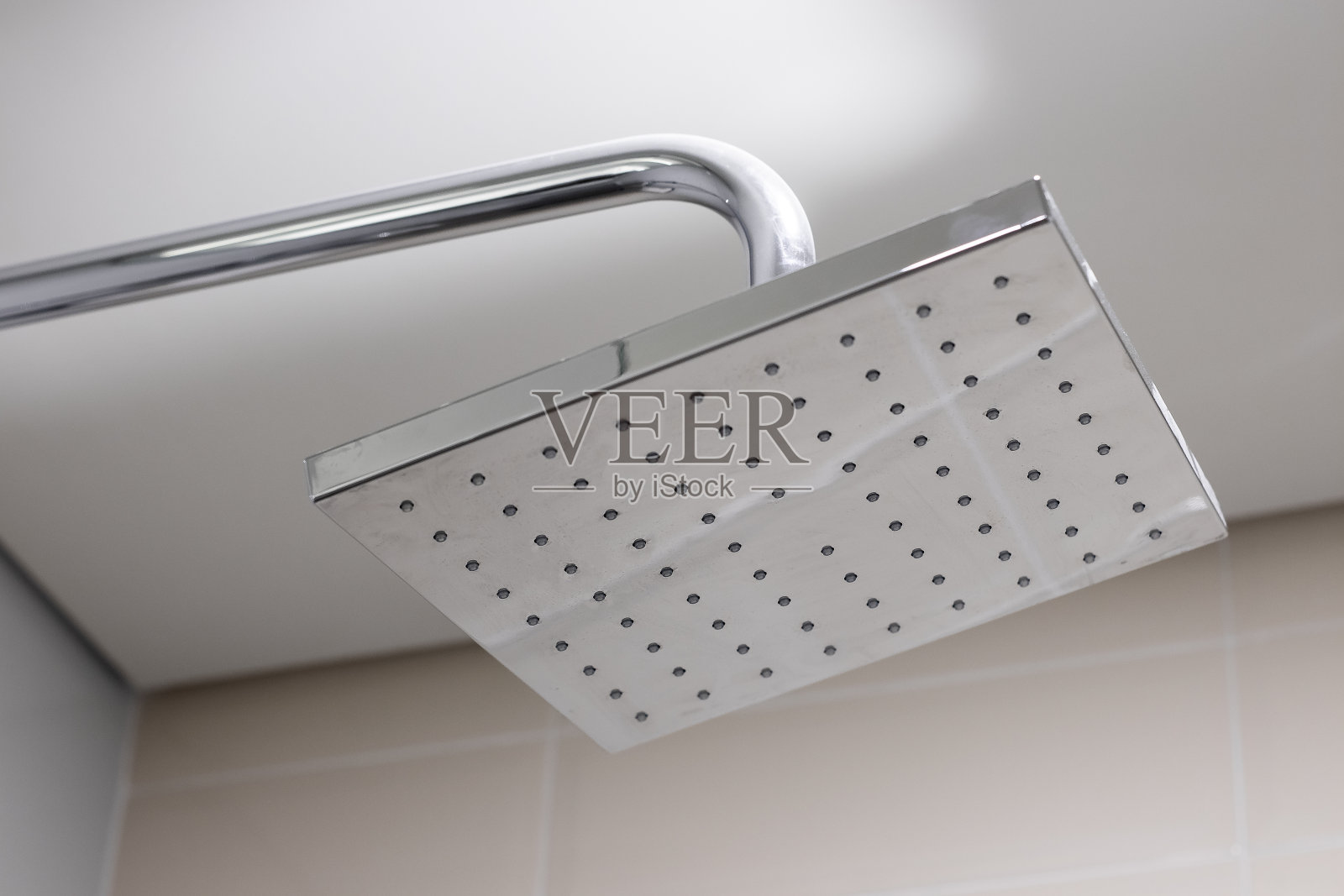 近距离淋浴在浴室的白色墙壁背景照片摄影图片