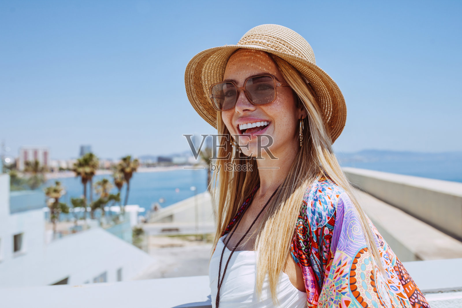 迷人时尚的金发女人享受夏天照片摄影图片