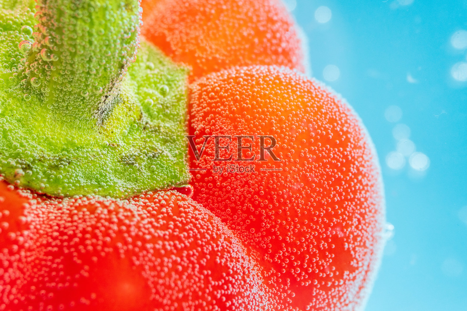 红柿子椒在水中特写水下，选择性微焦点照片摄影图片