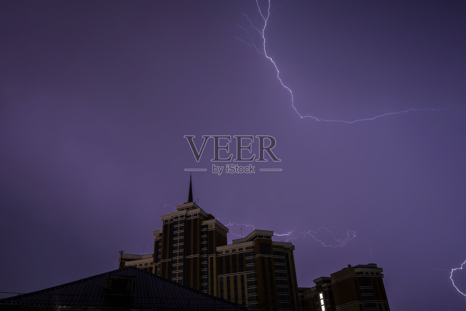 闪电天空风暴建筑夜晚照片摄影图片