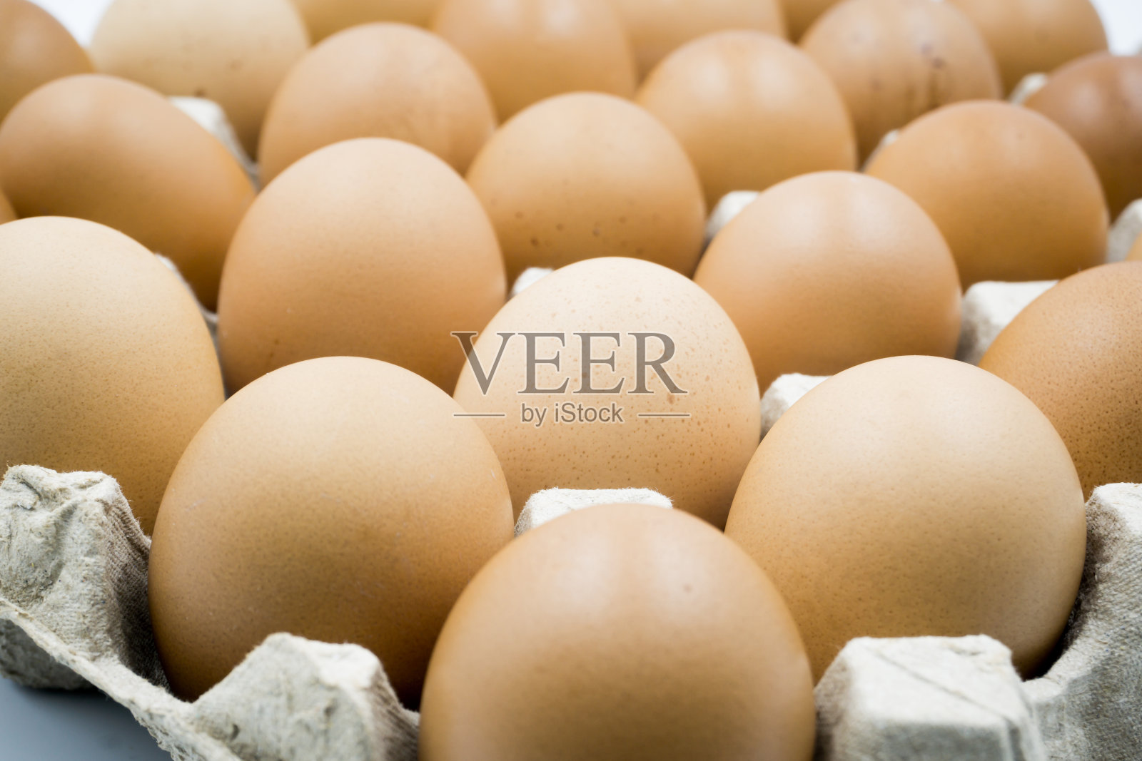 新鲜的鸡蛋在白色的背景。照片摄影图片