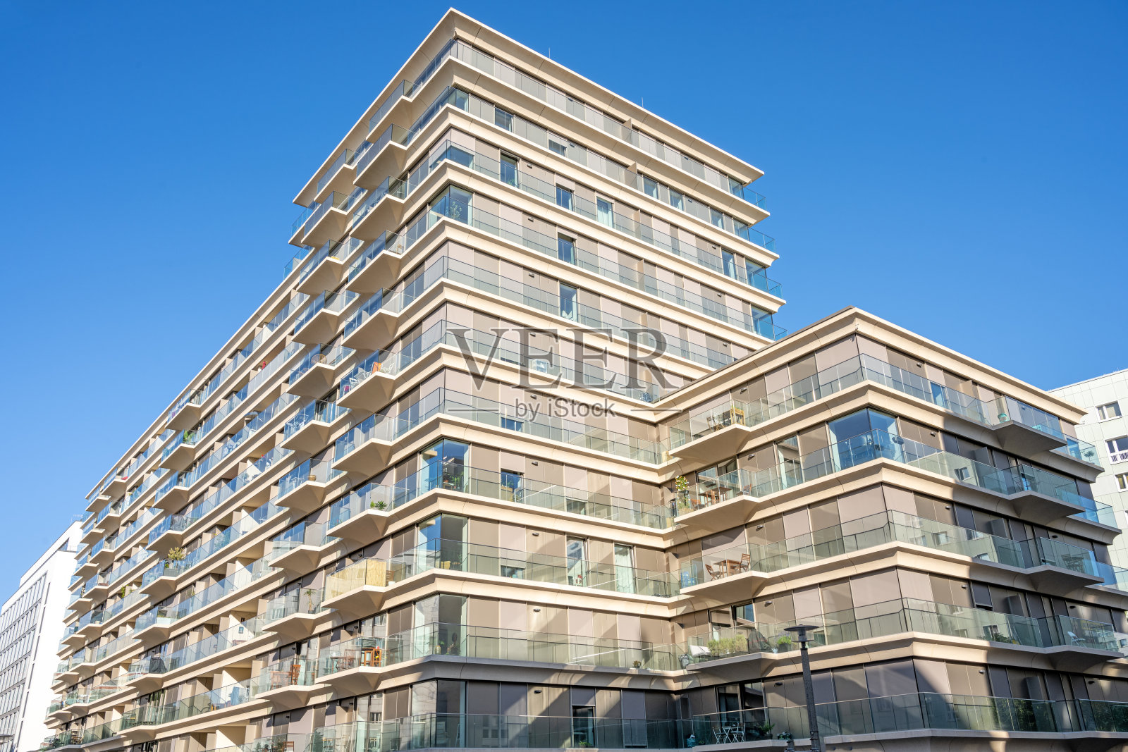 有很多玻璃的现代公寓楼照片摄影图片