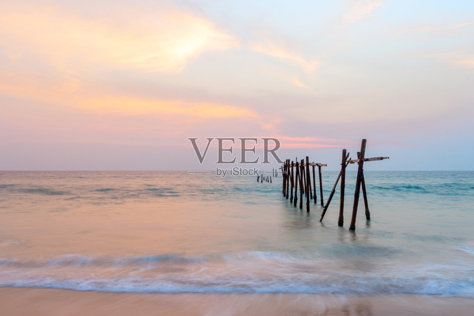 攀牙省皮莱海滩的旧木桥照片摄影图片