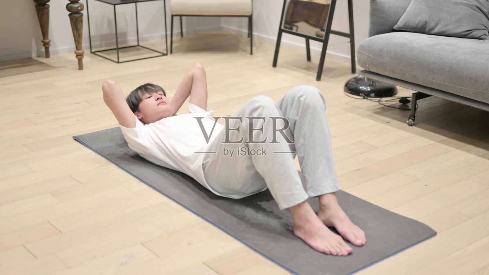 年轻的亚洲人在家做瑜伽垫照片摄影图片