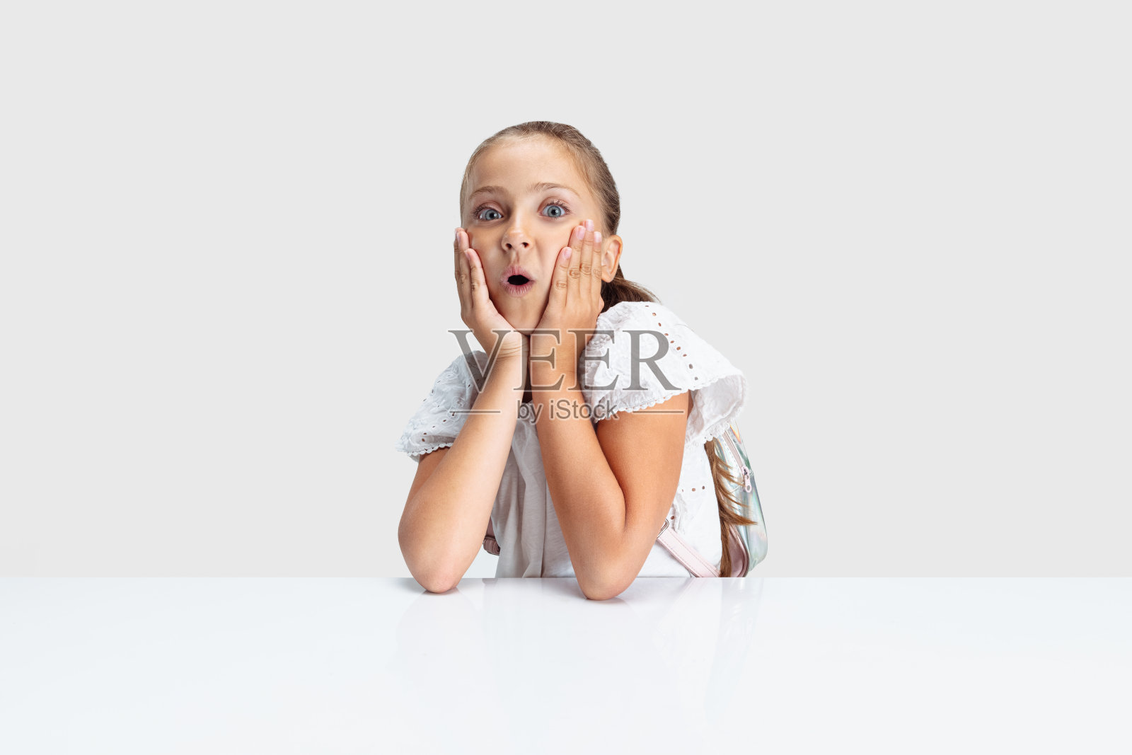 特写美丽的白人学前班女孩看着相机孤立的白色工作室背景。Copyspace。童年，教育，情感观念照片摄影图片