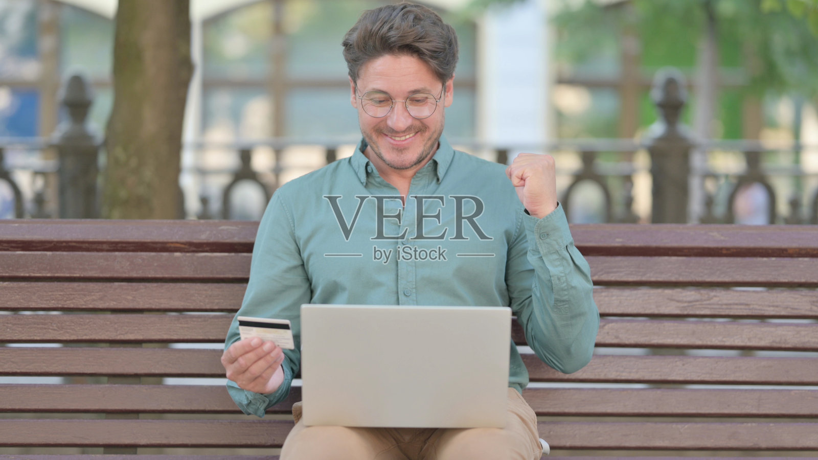 中年男子成功使用笔记本电脑进行网上支付照片摄影图片