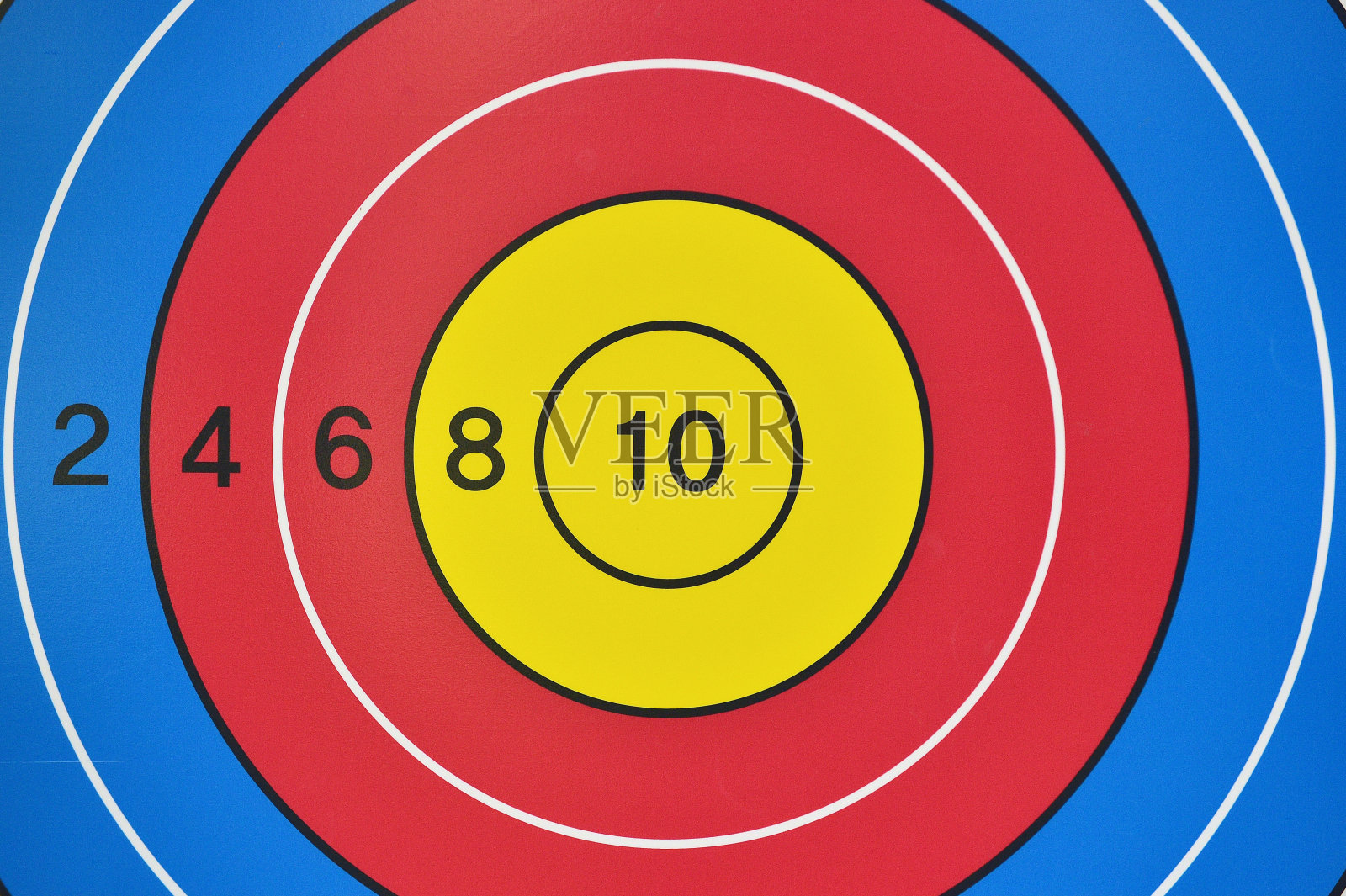 目标和数字在黄，红，蓝的背景上。照片摄影图片