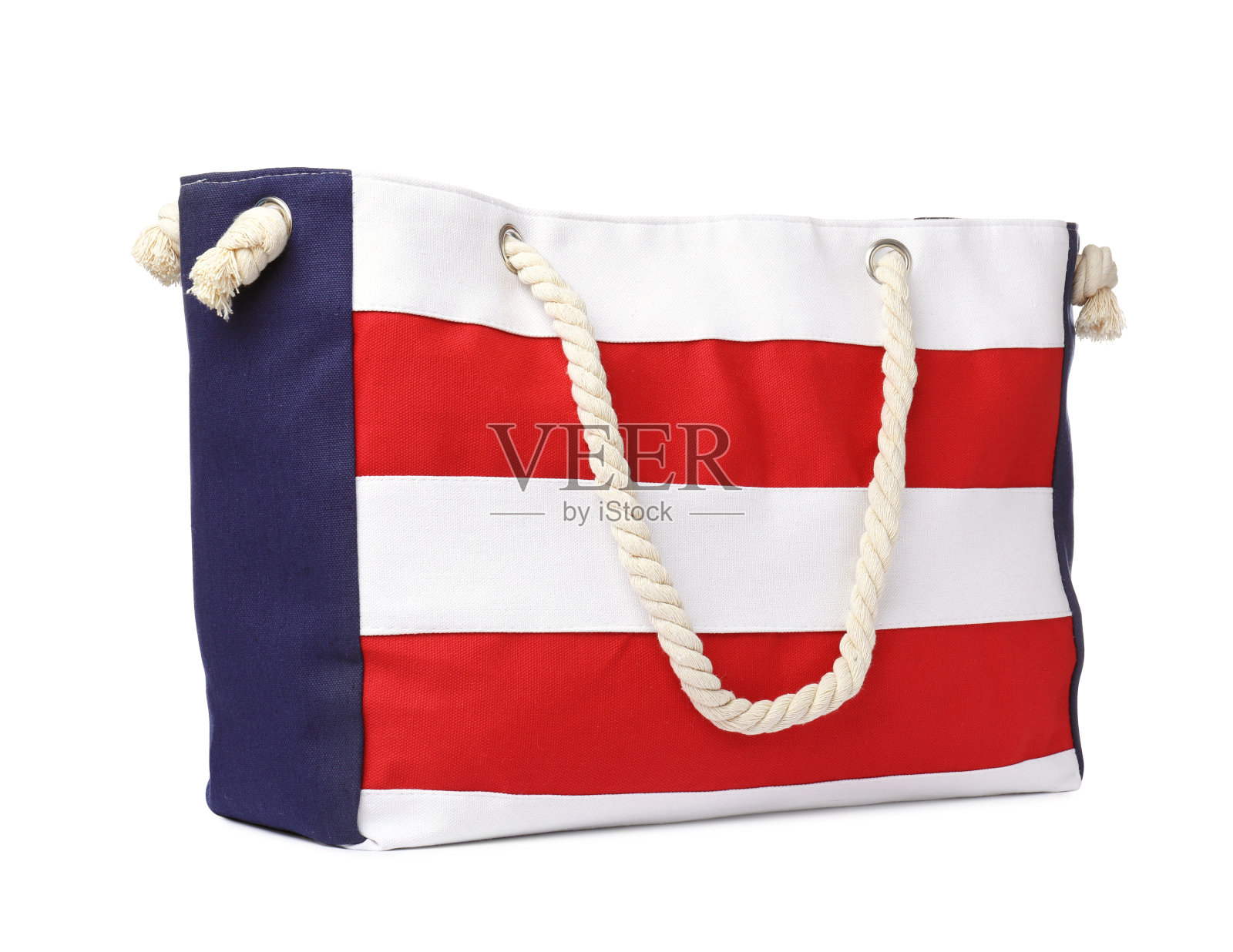 时尚的条纹沙滩袋孤立在白色。夏季配件照片摄影图片