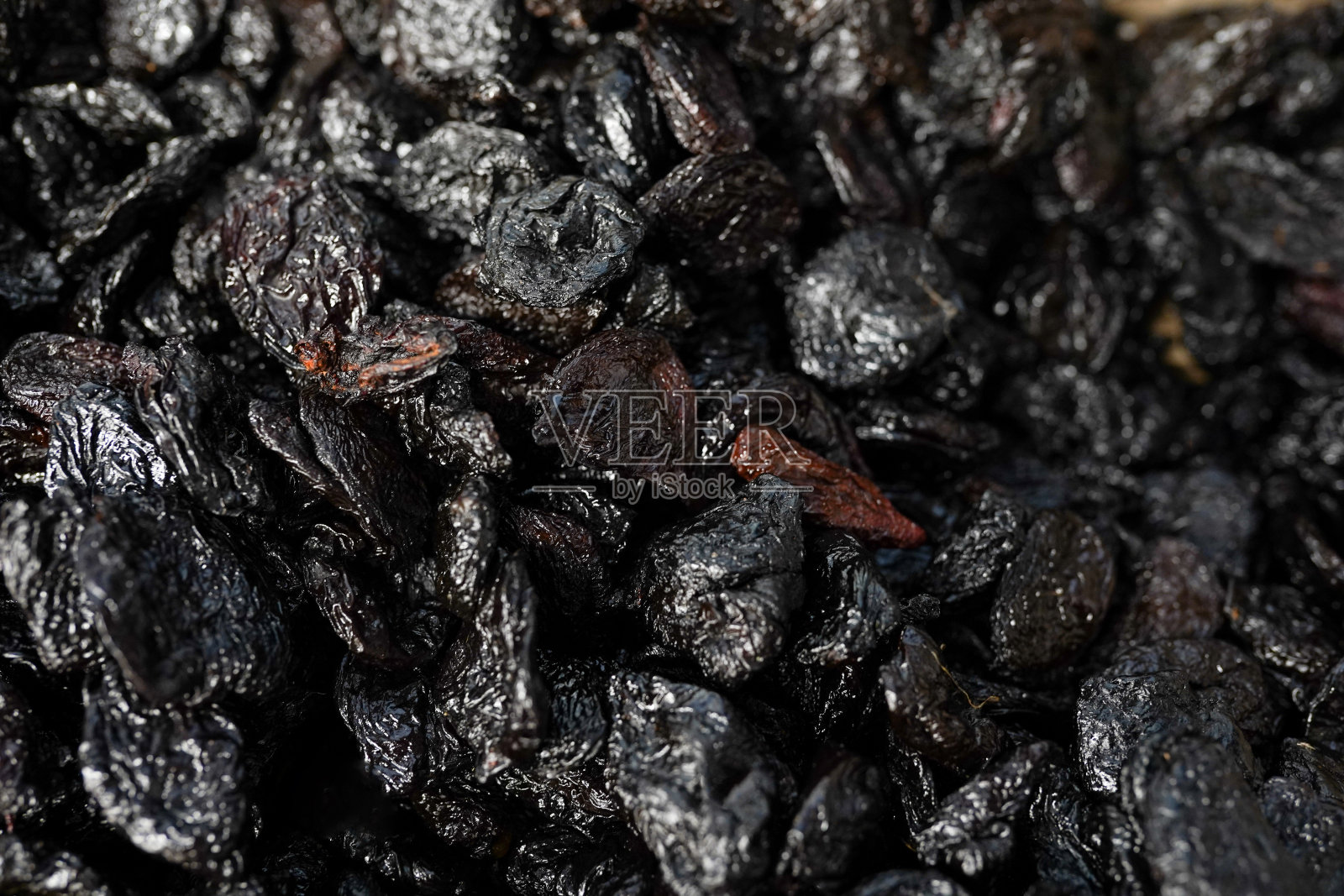 质感干梅干特写，健康食品背景。照片摄影图片