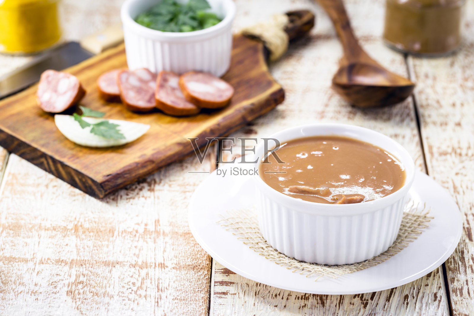 巴西豆汤，自制豆汤，冬天吃的很暖和，背景是配料照片摄影图片