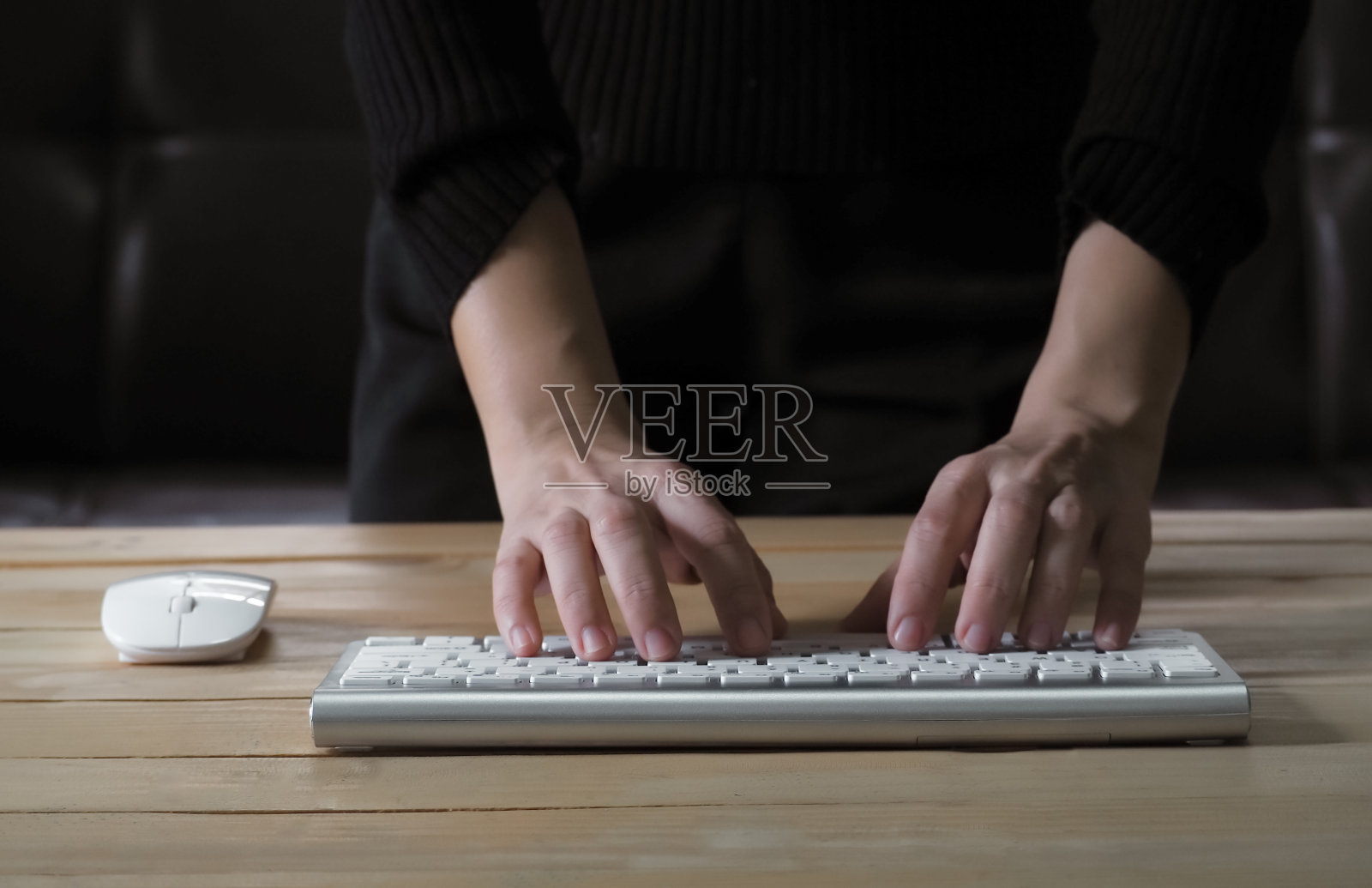 女人的手正在用电脑键盘和鼠标搜索信息。商业女性数据搜索技术。搜索栏的互联网浏览器和工作在笔记本电脑在桌子。照片摄影图片