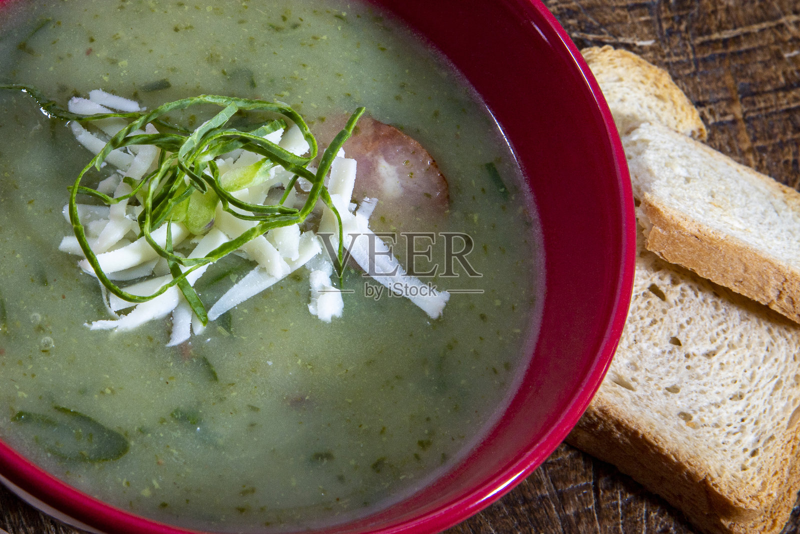 红碗里的卷心菜奶油汤照片摄影图片