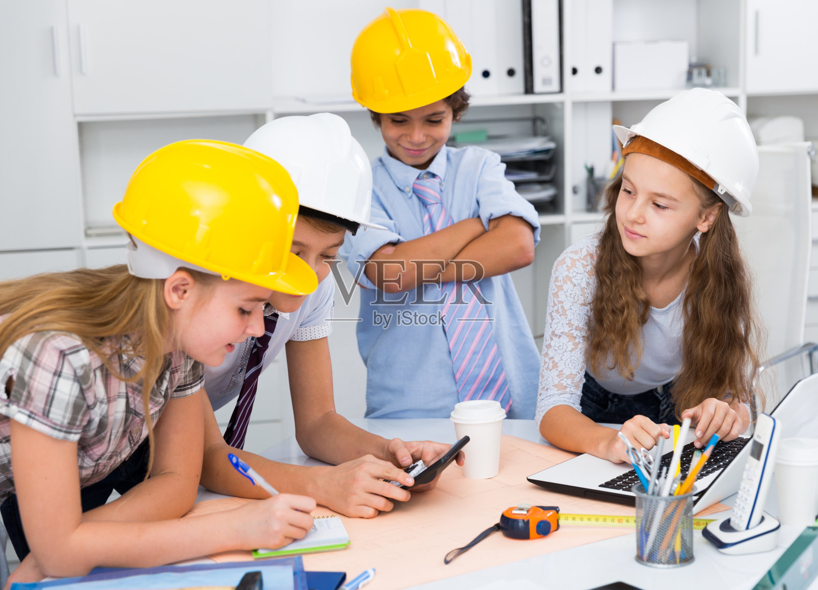 男孩和女孩建筑师与计划照片摄影图片