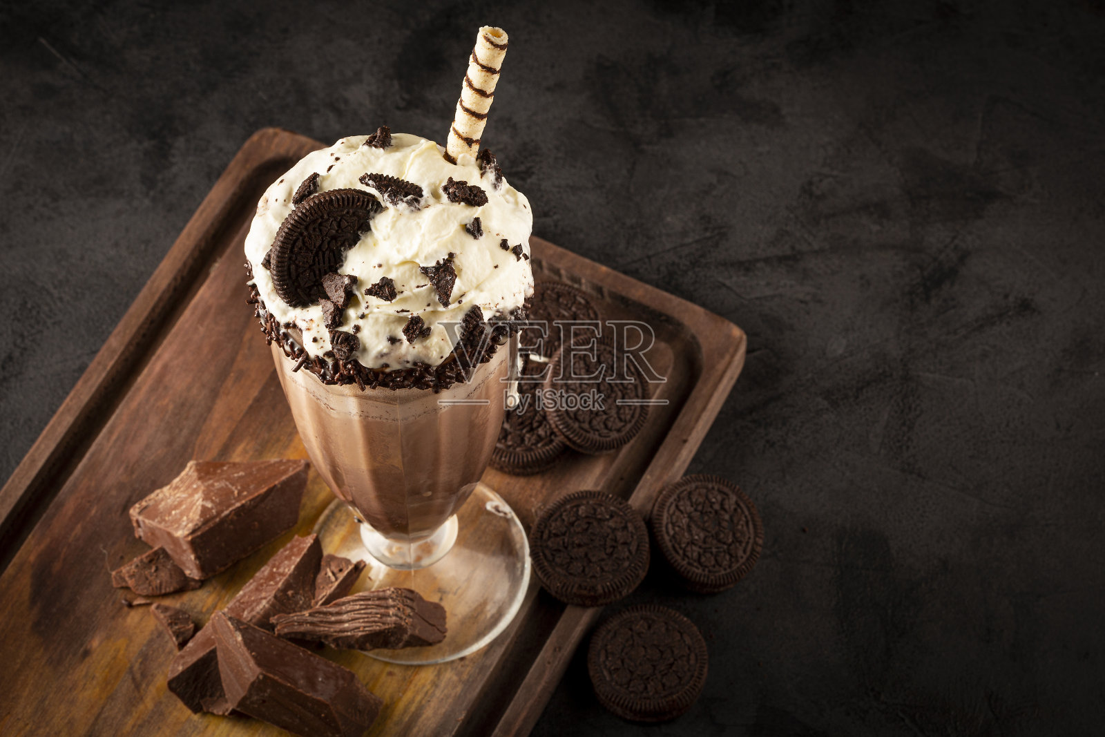 巧克力奶昔配巧克力饼干。照片摄影图片