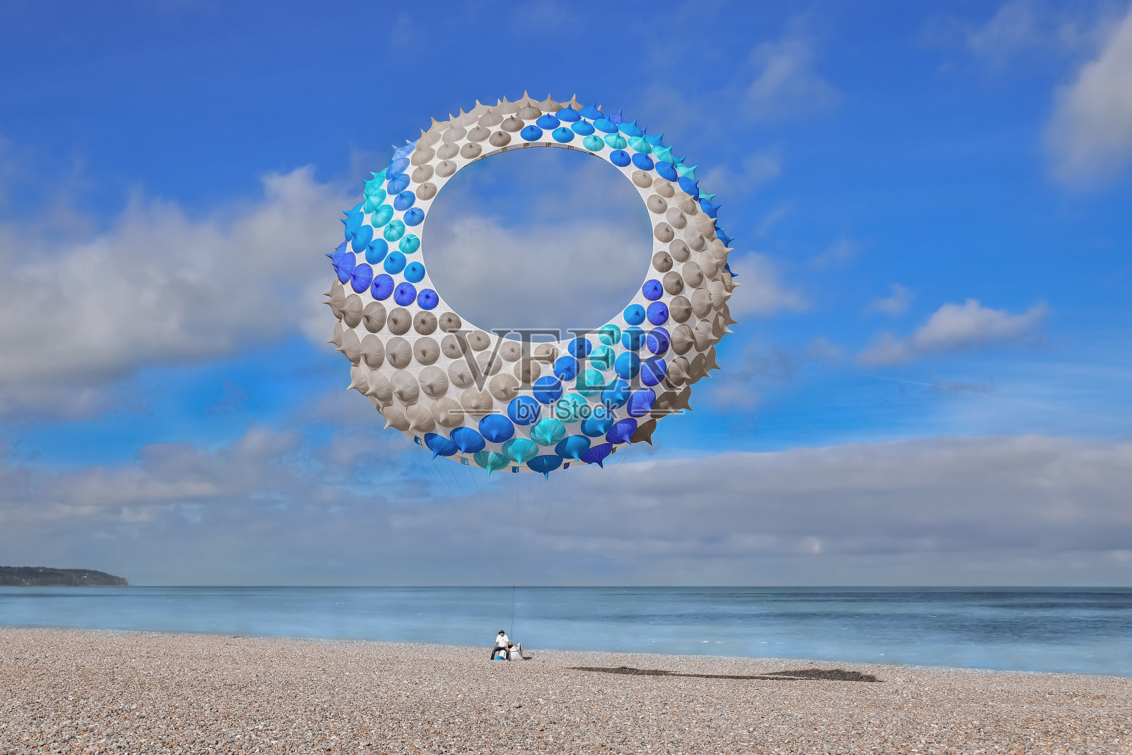 蓝色的风筝在大西洋的天空中照片摄影图片