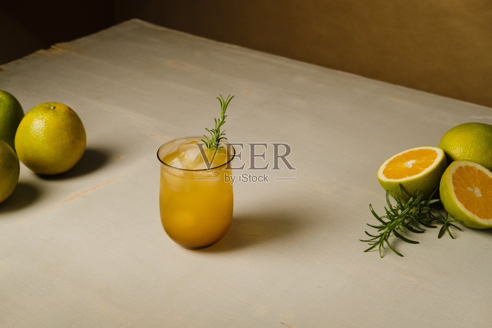 橙色mocktail。照片摄影图片