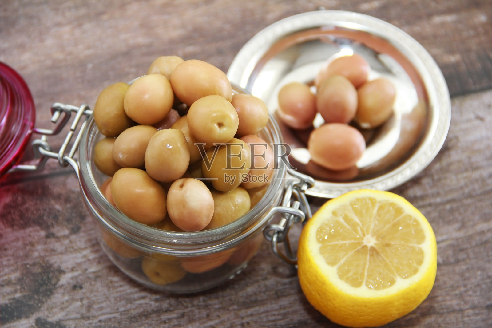 玻璃罐里的腌绿橄榄照片摄影图片