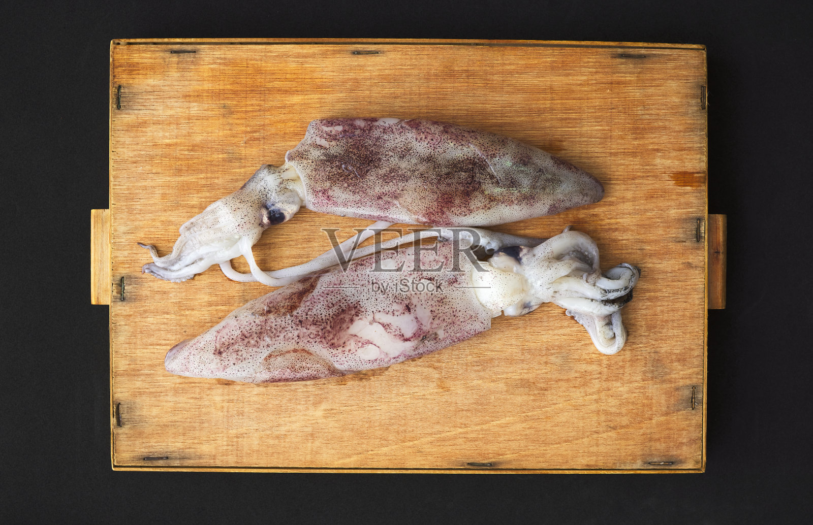 在木板上的各种鱿鱼照片摄影图片