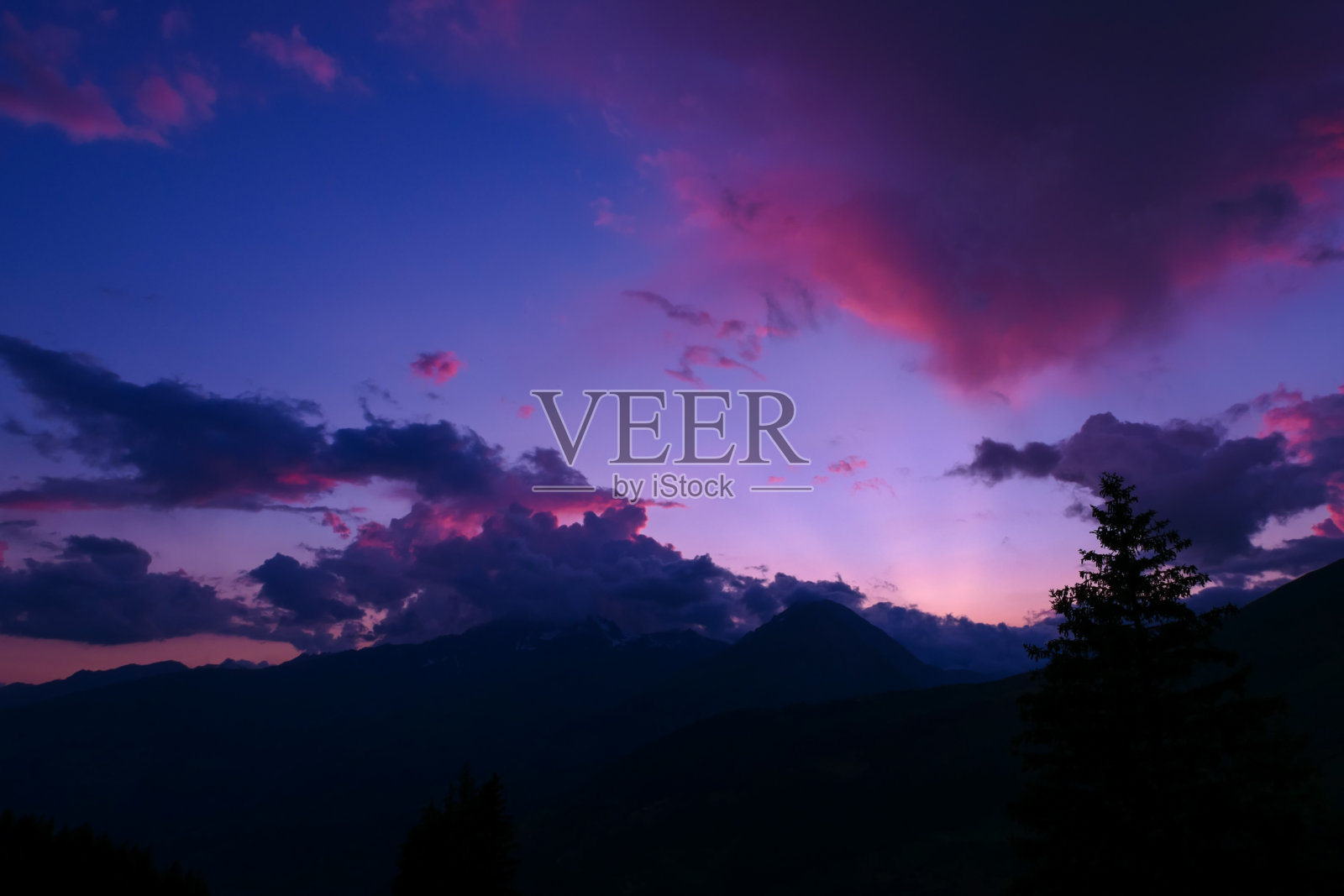 美丽的彩云与山的剪影。照片摄影图片