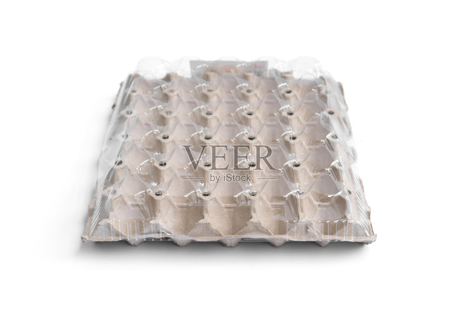 鸡蛋纸纸箱容器与透明塑料盖隔离在白色背景。托盘、容器或盒子。食物。包装。照片摄影图片