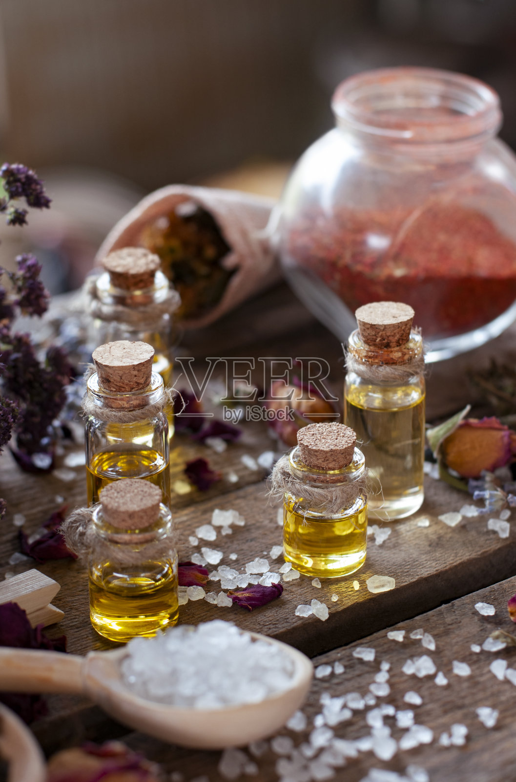 香精油瓶干燥的成分和白色晶体在木勺照片摄影图片