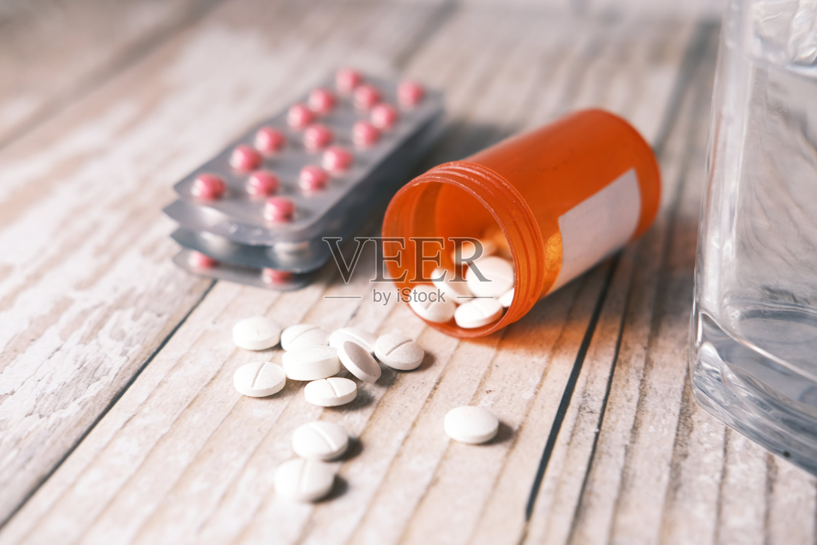 白色药片洒在桌上照片摄影图片