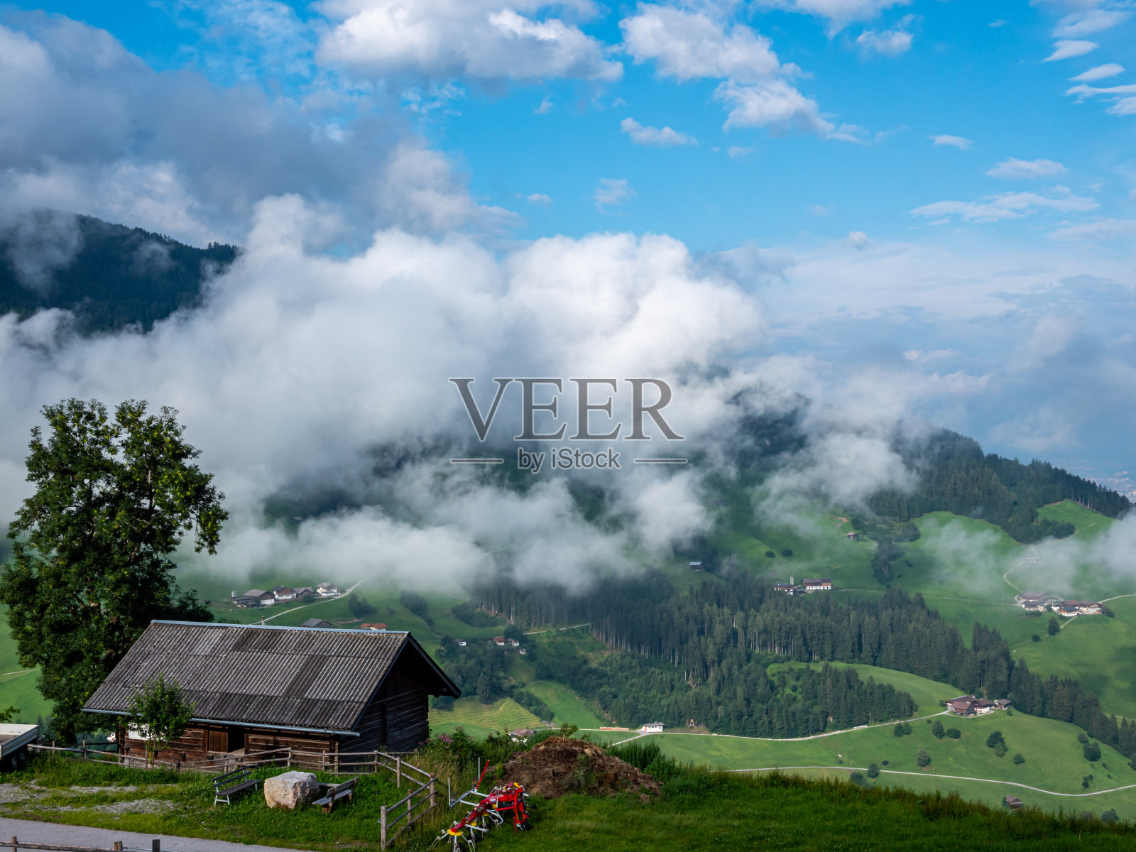 阿尔卑斯山的阿尔卑斯山上有一片云雾景观照片摄影图片