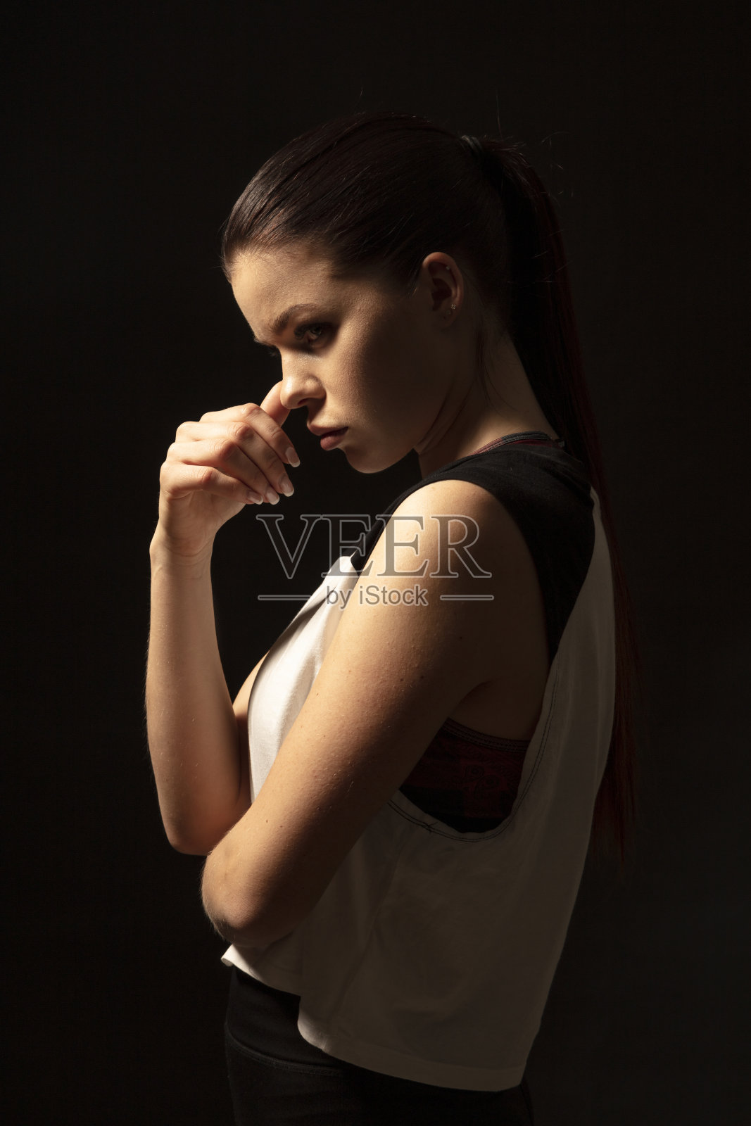 年轻的运动员在黑暗的背景-健身女人的工作室肖像照片摄影图片