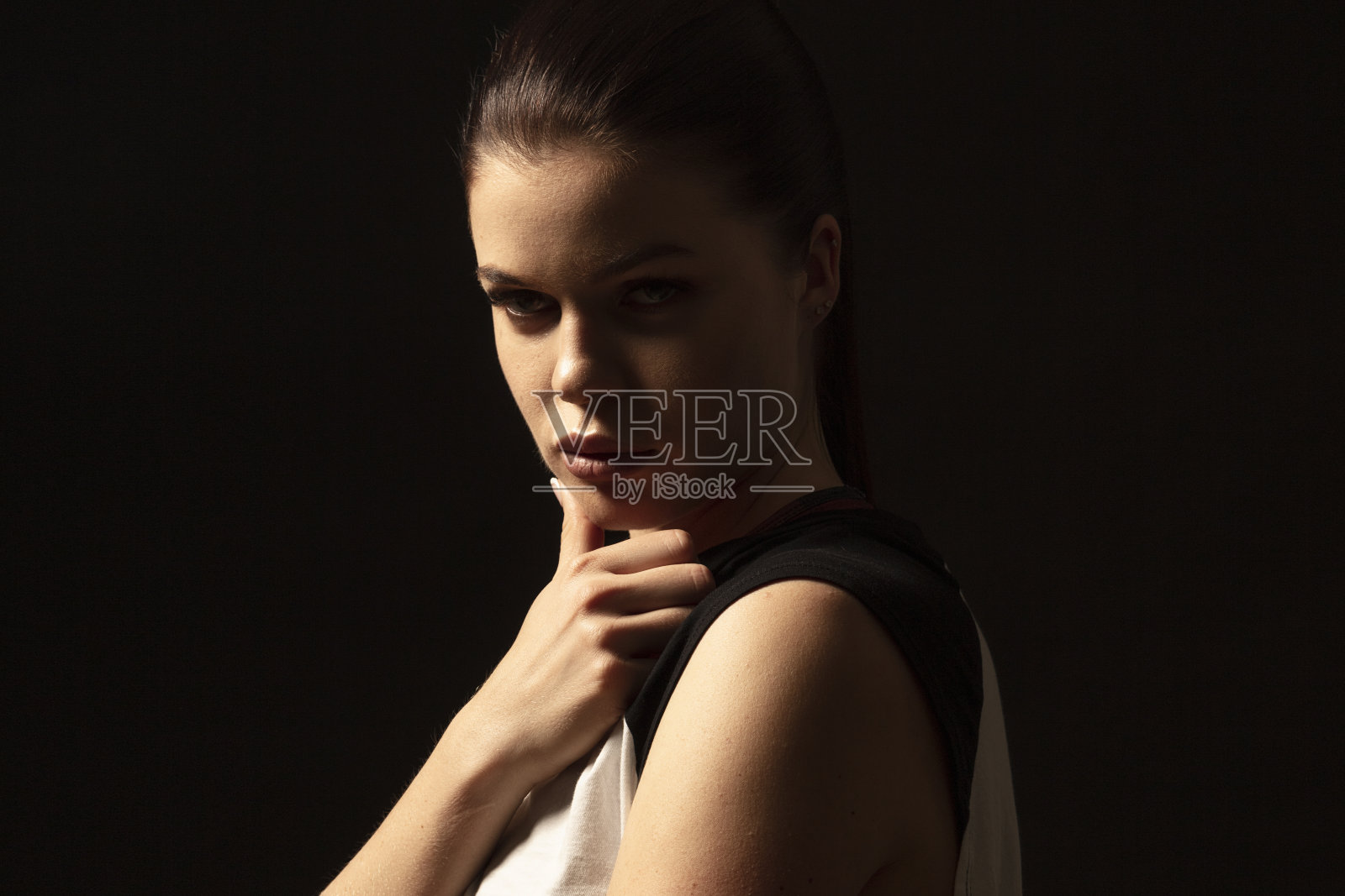 年轻的运动员在黑暗的背景-健身女人的工作室肖像照片摄影图片