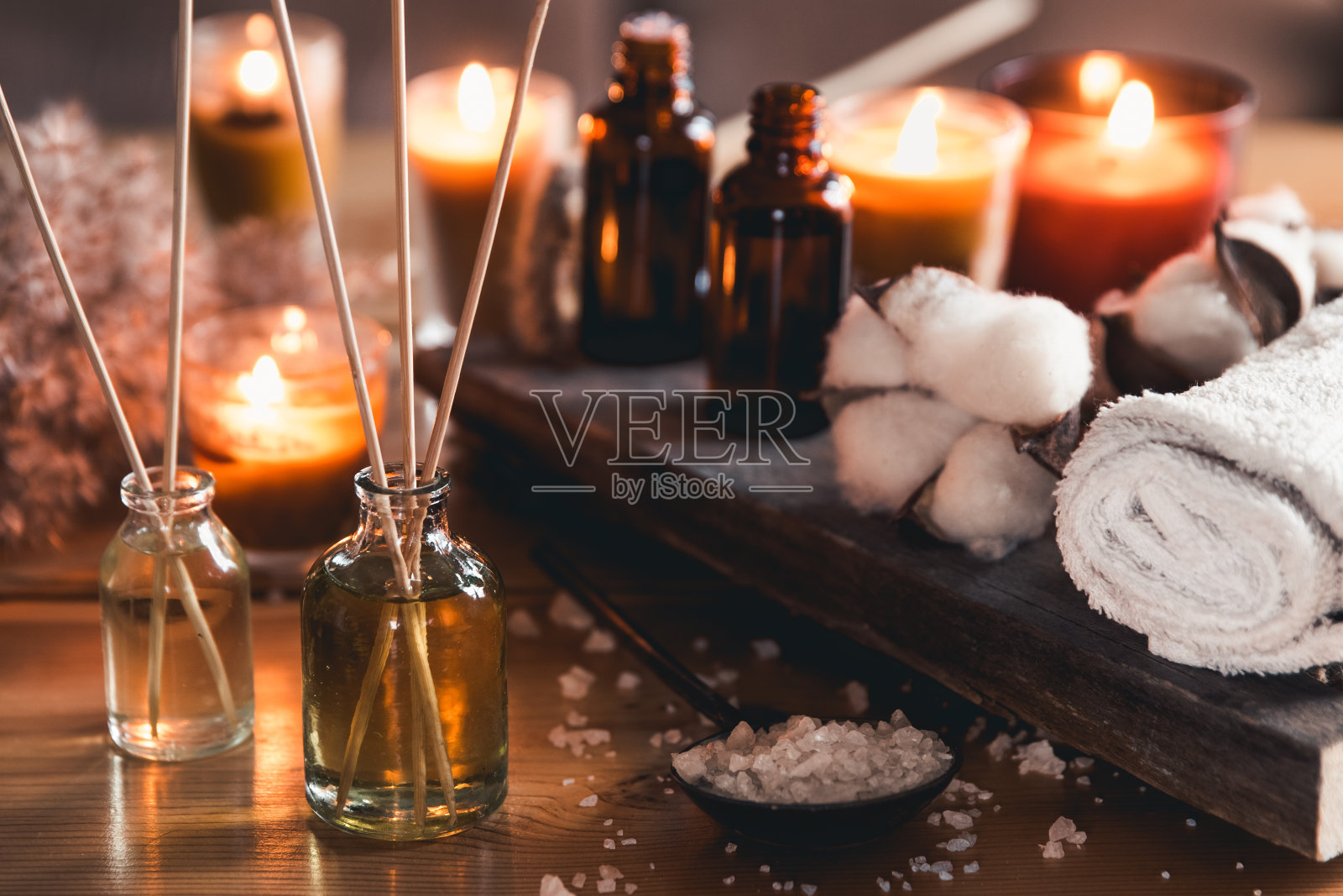 按摩油和禅石。浅景深照片摄影图片