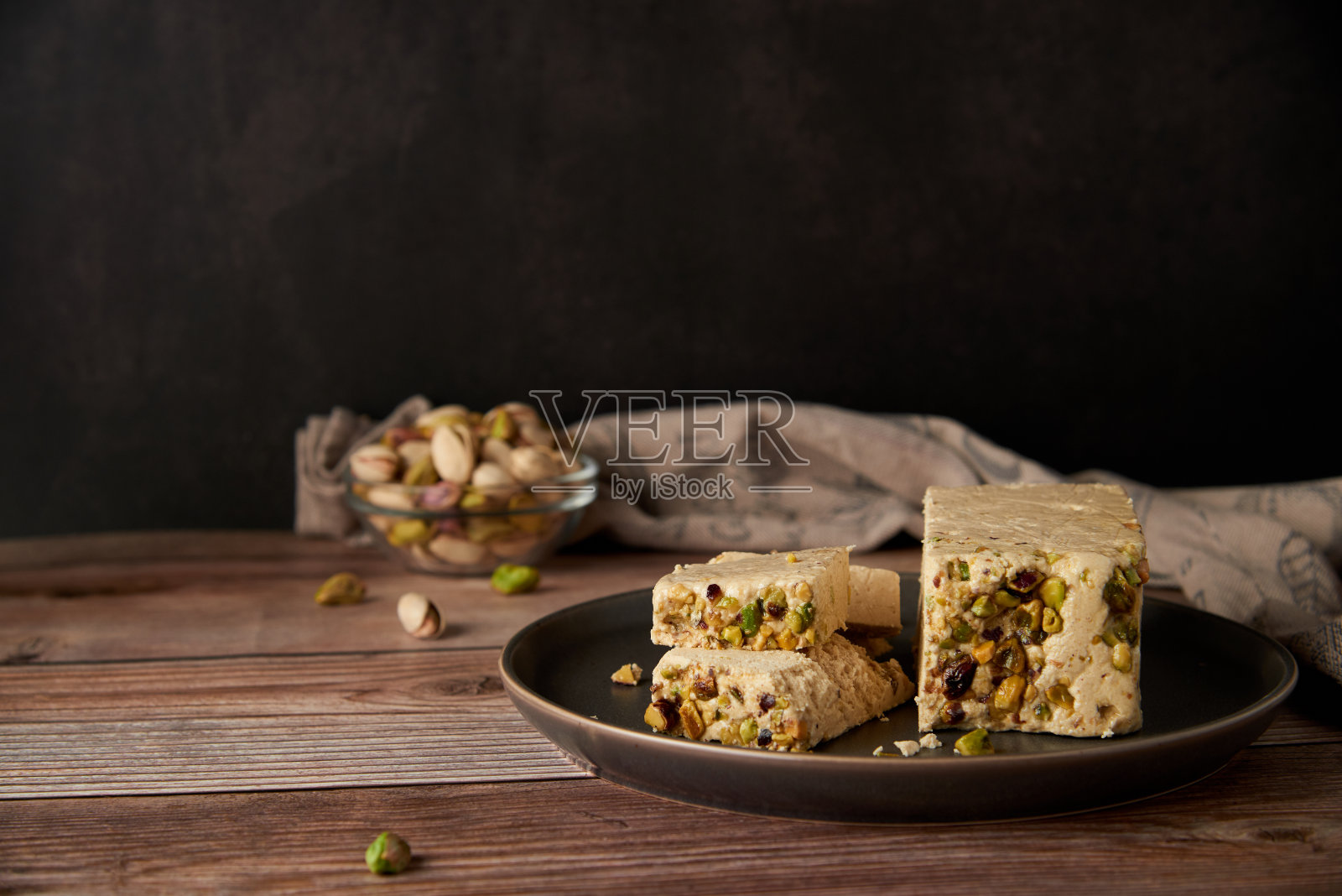 木质表面有开心果的有机halva。传统的中东糖果。犹太，Â土耳其，阿拉伯东方国家甜点。Â TurkishÂ快乐概念。天然素食产品。副本的空间。照片摄影图片