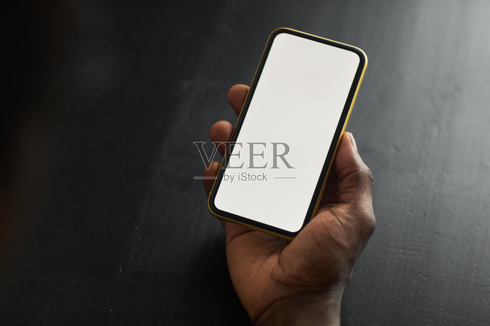 手持手机的男子照片摄影图片