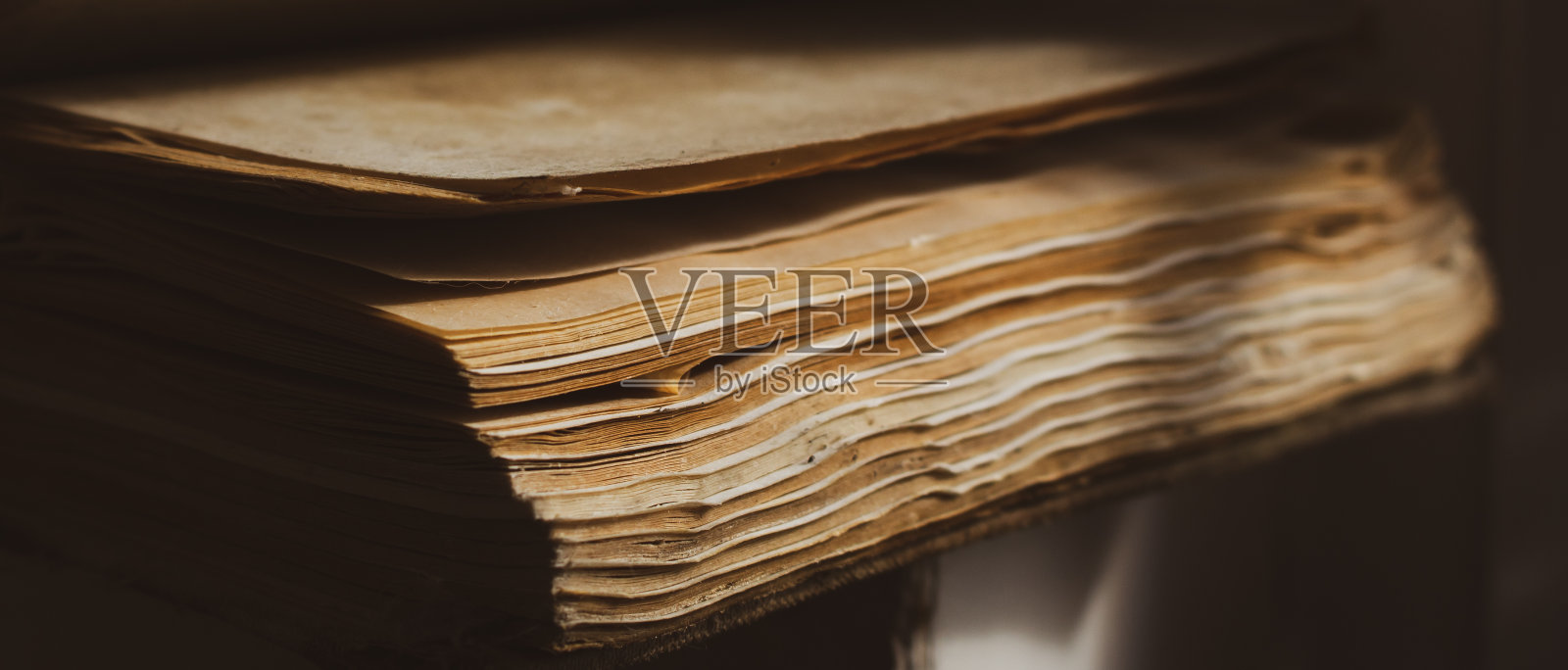 一页页古老风化的书，收起来。教育的概念。历史概念。老书在阳光下。智慧和知识的概念。旧书存档。学校的背景。复古的文学。照片摄影图片