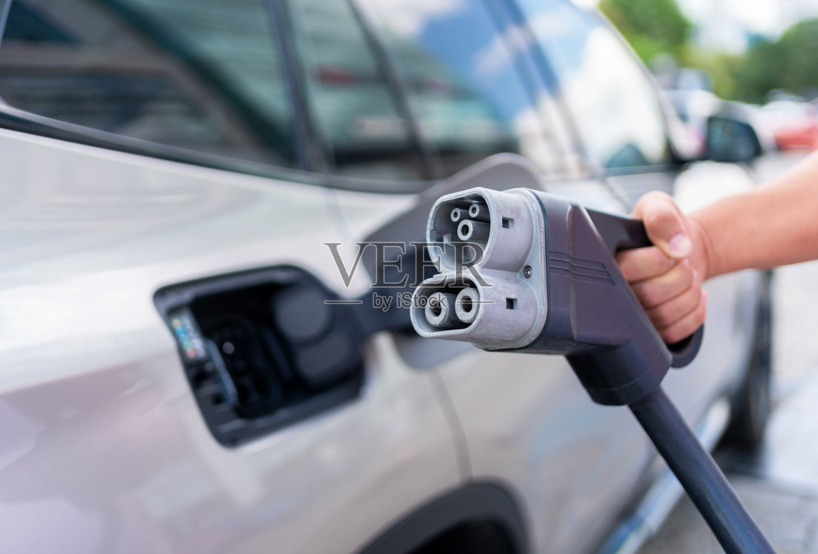 为电动汽车充电的人照片摄影图片