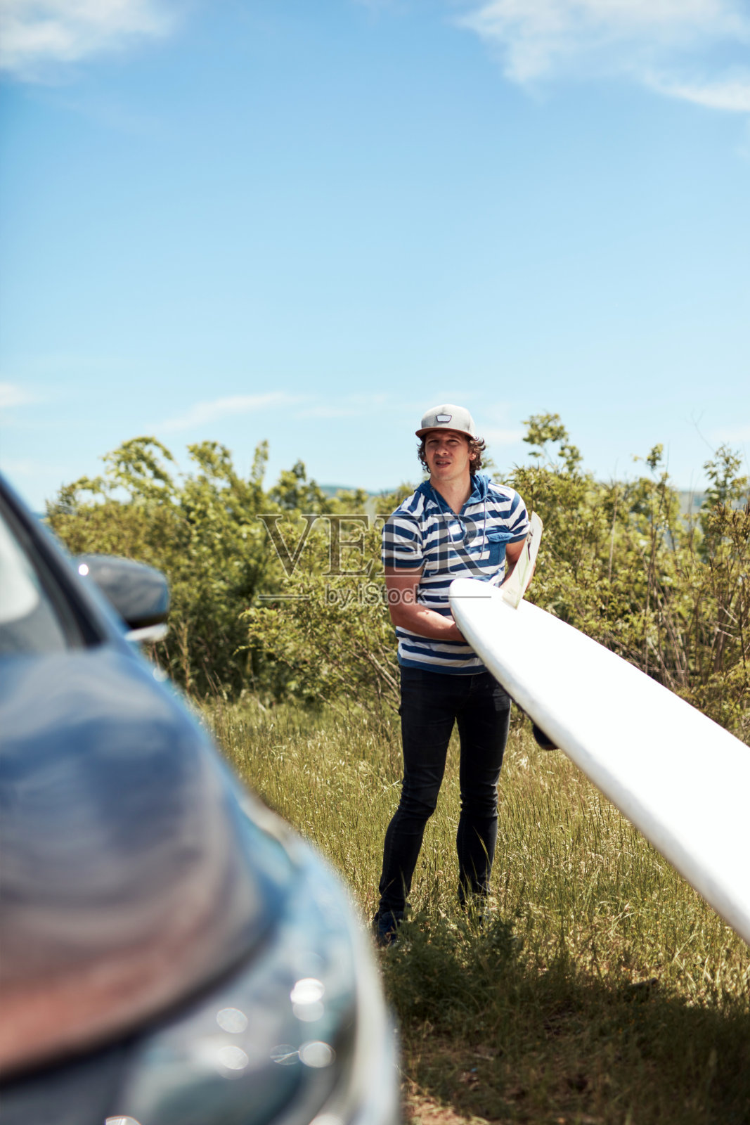 风帆冲浪者和露营者在大自然中从汽车中打包和拆包。照片摄影图片