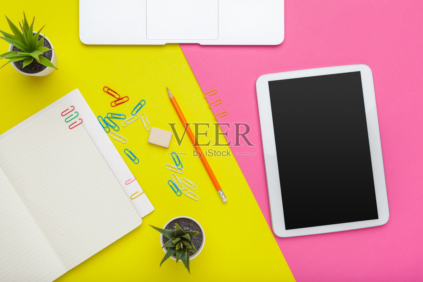 桌面俯视图航拍图像配件办公室书桌背景概念。各种物体的平铺照片摄影图片