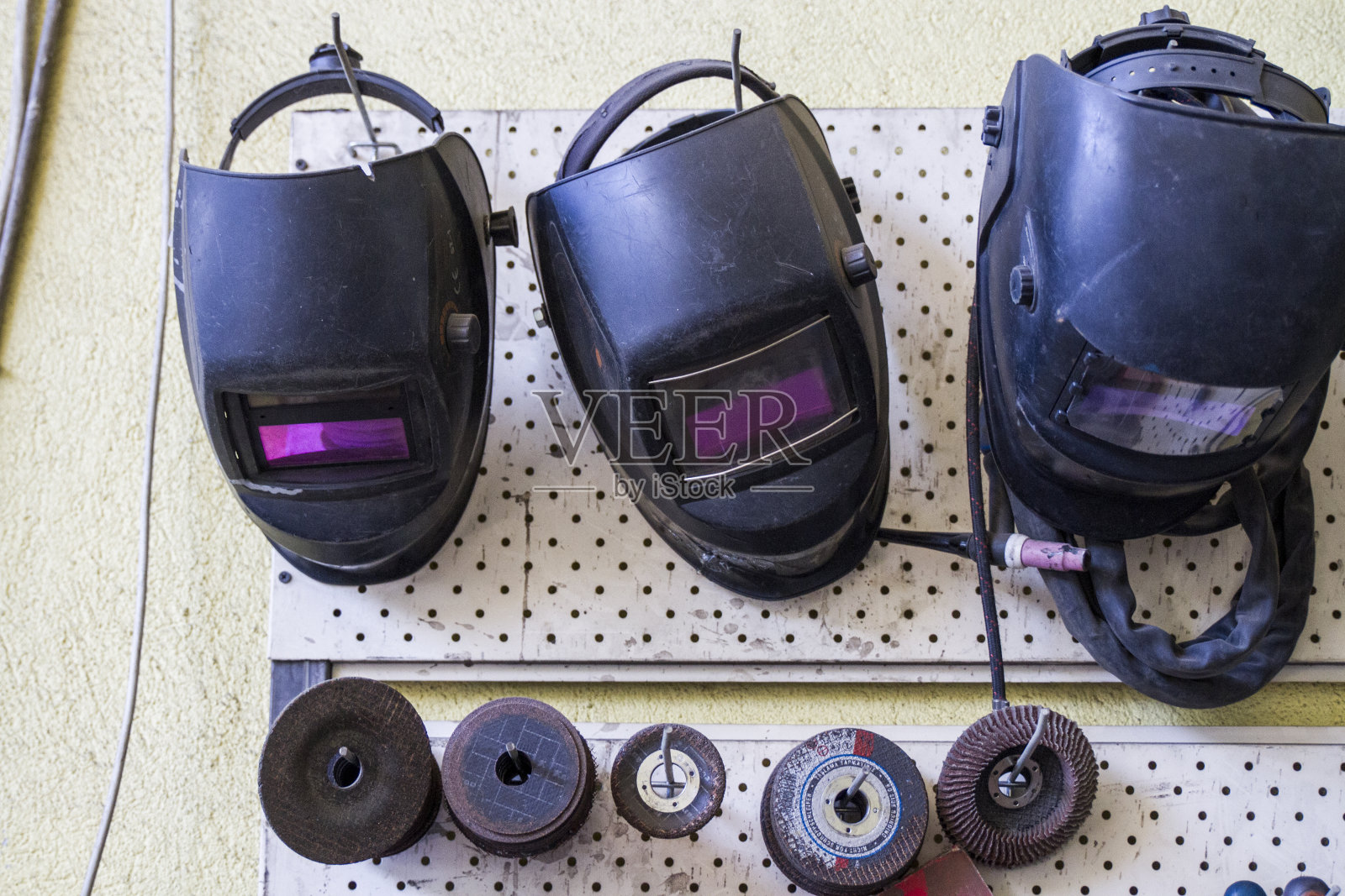 施工现场的焊接面罩照片摄影图片