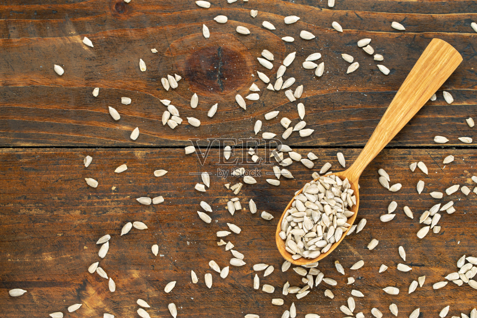 用木勺盛着葵花子照片摄影图片